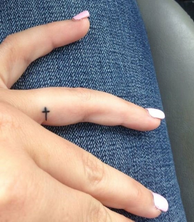 best-tatuagens-dedos-mão-cruz-pequena 