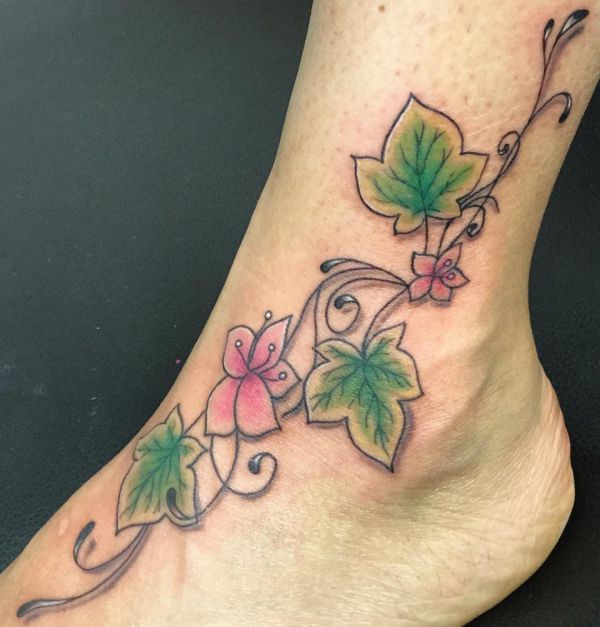 Design de tatuagem de hera com flores no pé 