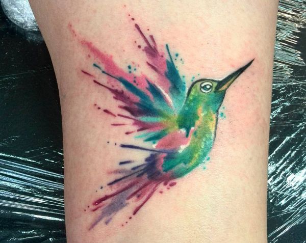 Tatuagem de beija-flor em aquarela na perna 