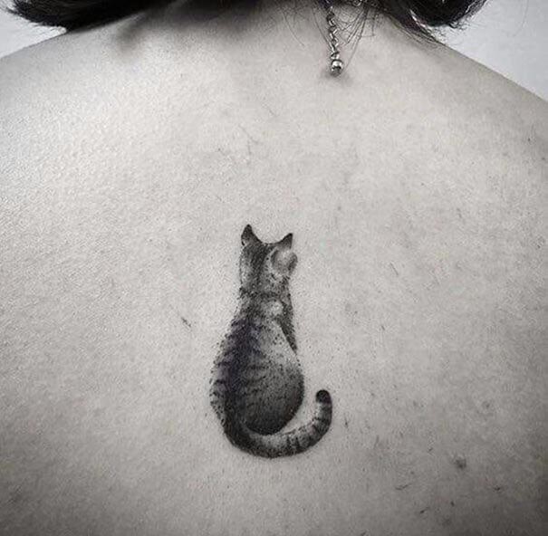 tatuagem de gato preto nas costas 