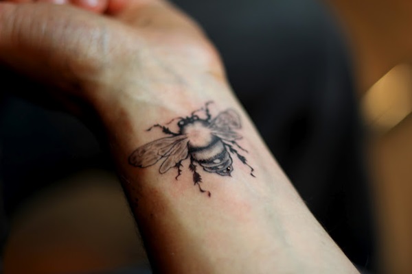 Significados do tatuagem de abelha linda 9 