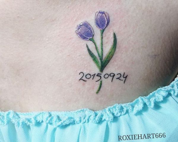 Tatuagem de tulipa roxa pequena com data na clavícula 