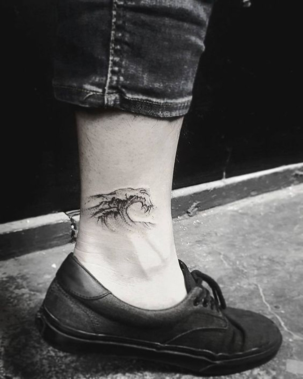 tatuagem de onda a pé 