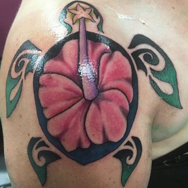 Hibisco com tatuagem de ombro de tartaruga 