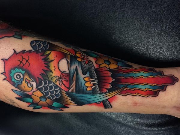 Tatuagem de papagaio na parte inferior da perna 