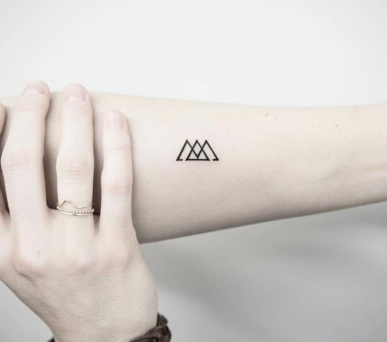 pequenas tatuagens símbolos braços 