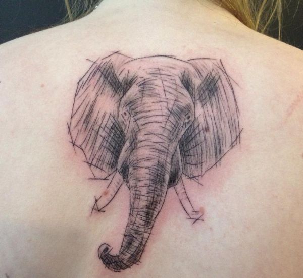 Design de tatuagem de cabeça de elefante nas costas 
