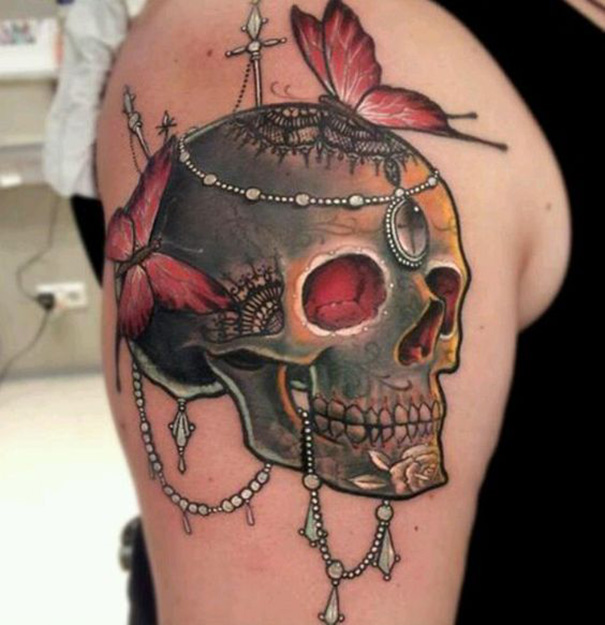 tatuagem gótica no ombro 
