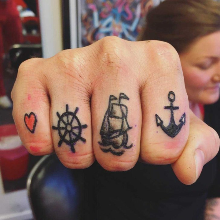 tatuagens marinhas pequenas da mão 