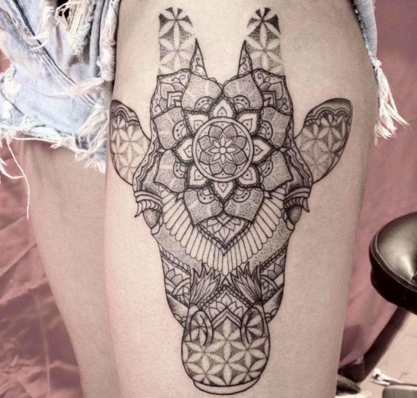 Mandala girafa cabeça tatuagem desenho na coxa 