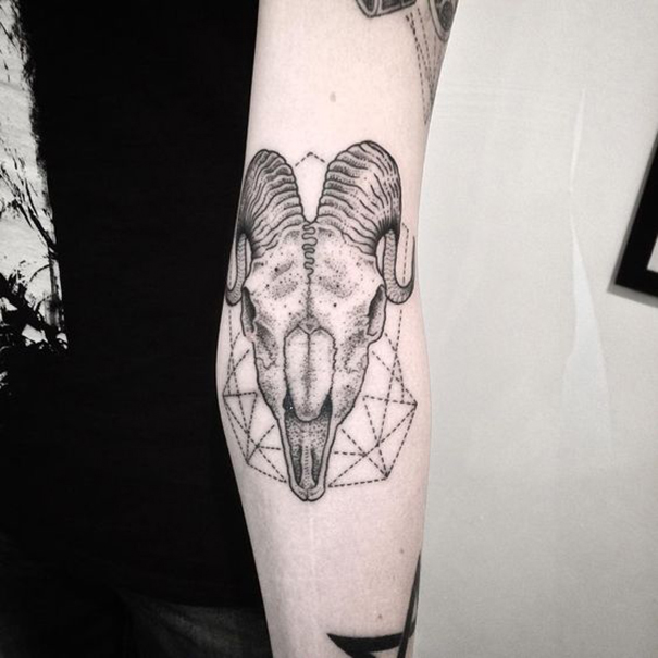 Tatuagem de Capricórnio Zodíaco no braço 