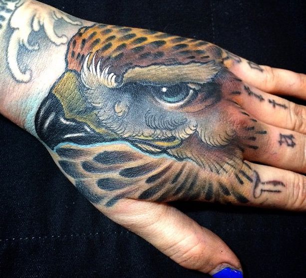 Tatuagem de falcão na mão 