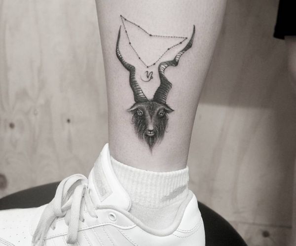 Cabras e desenho do zodíaco na parte inferior da perna 
