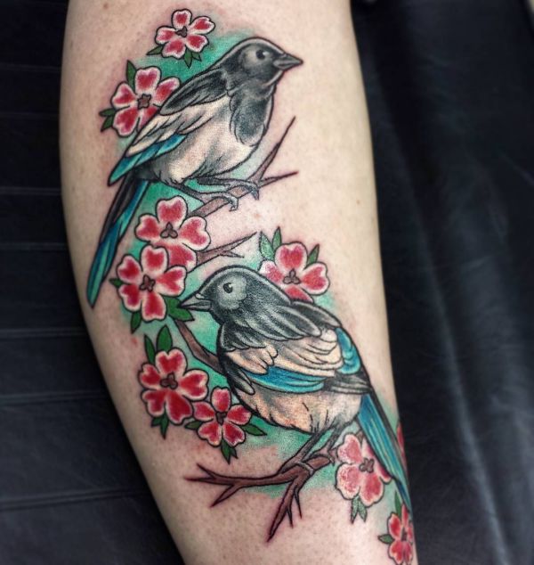 Pega com tatuagem de flores na perna 