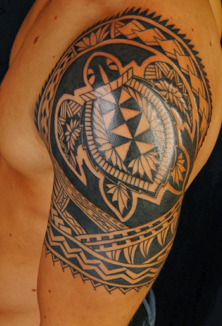 Tatuagens de braço polinésio 