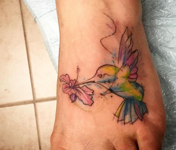Tatuagem de beija-flor e flor de hibisco 