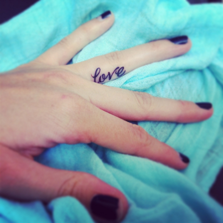 melhor-tatuagens-dedos-mão-amor 