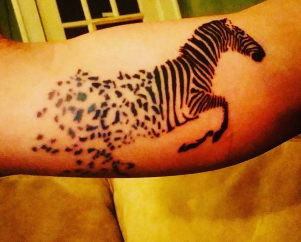 Design abstrato de zebra no braço 