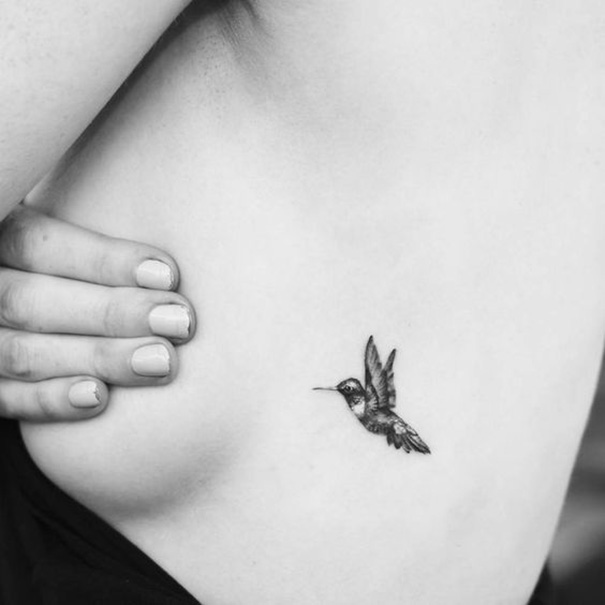 tatuagem de beija-flor na costela 
