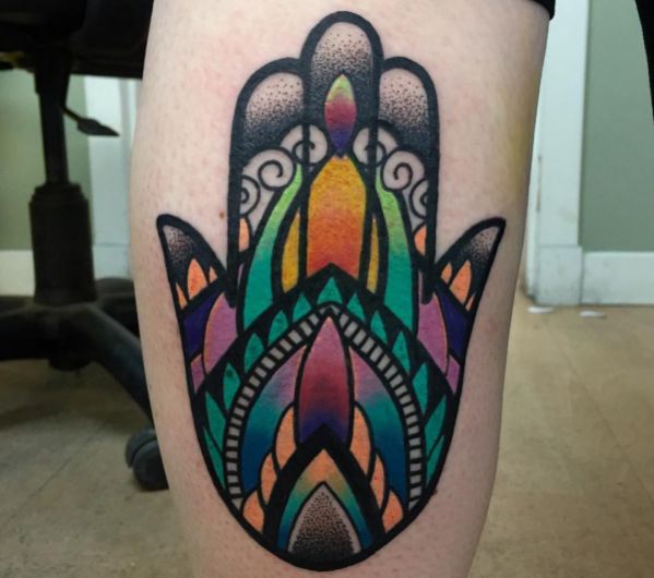 Design de mão hamsa colorido na parte inferior da perna 
