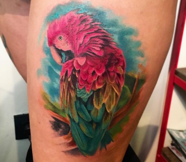 Tatuagem de papagaio colorido na coxa 