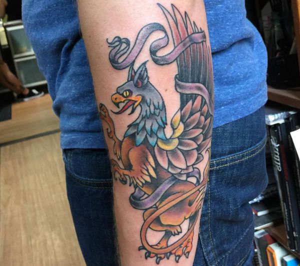 Projeto de tatuagem Griffin no antebraço 