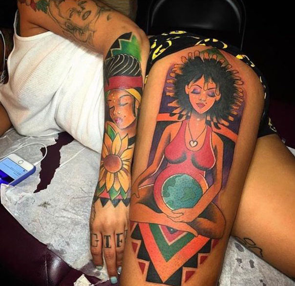 tatuagem de mulheres no braço