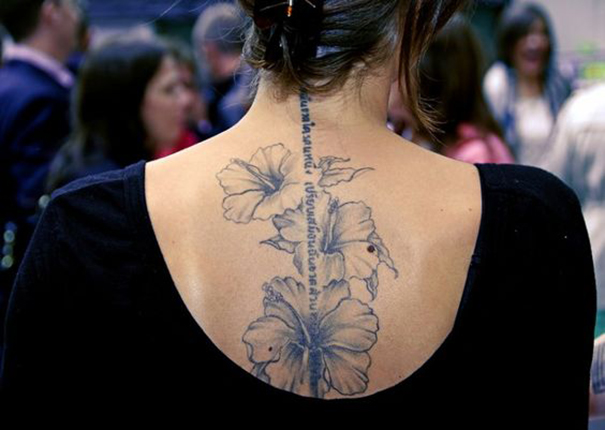Tatuagem de hibisco nas costas 