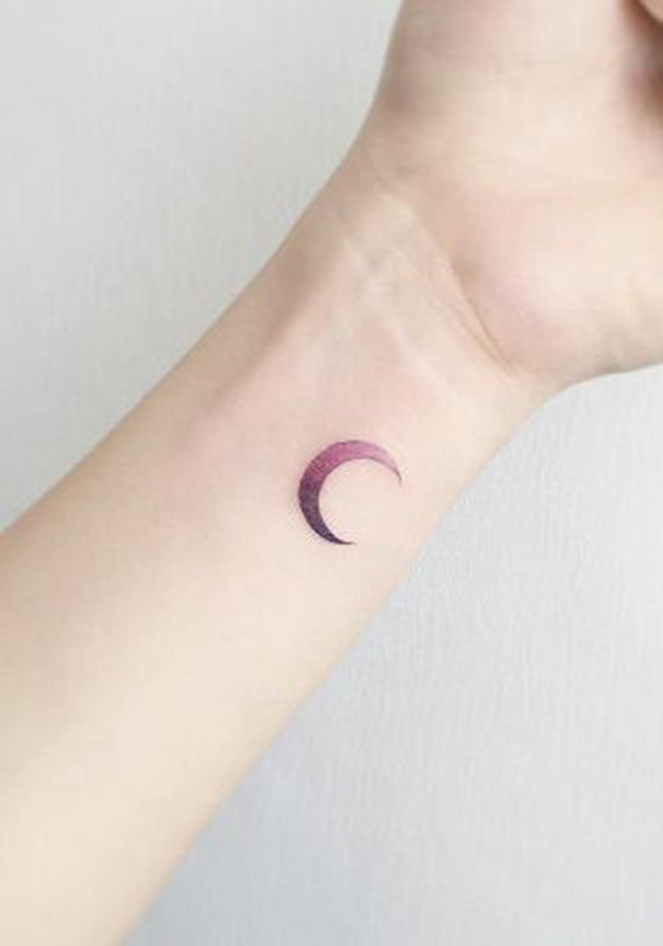 tatuagem de lua no pulso 