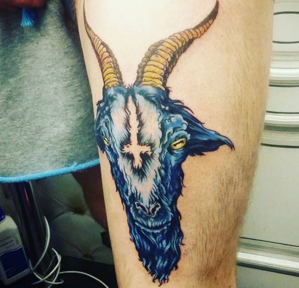 Cabra com petrus cross tatuagem na coxa azul 