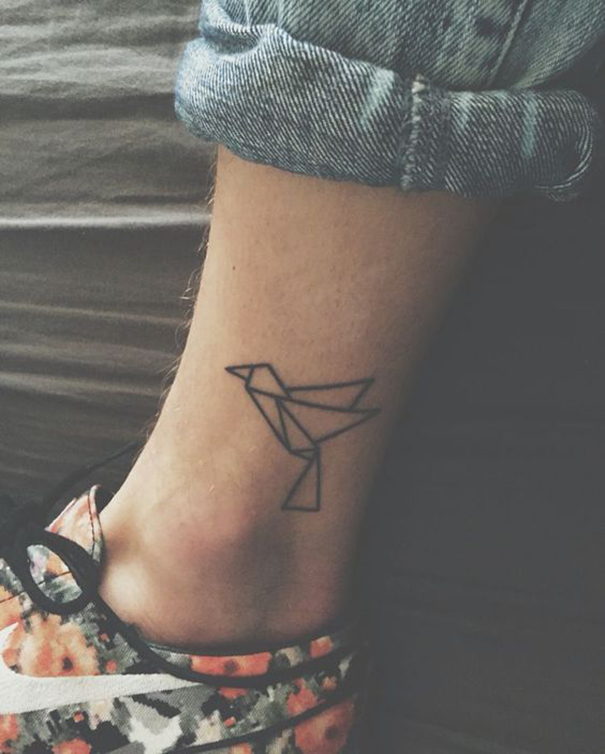 tatuagem minimalista a pé 