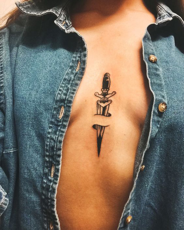 tatuagem de espada para mulheres 