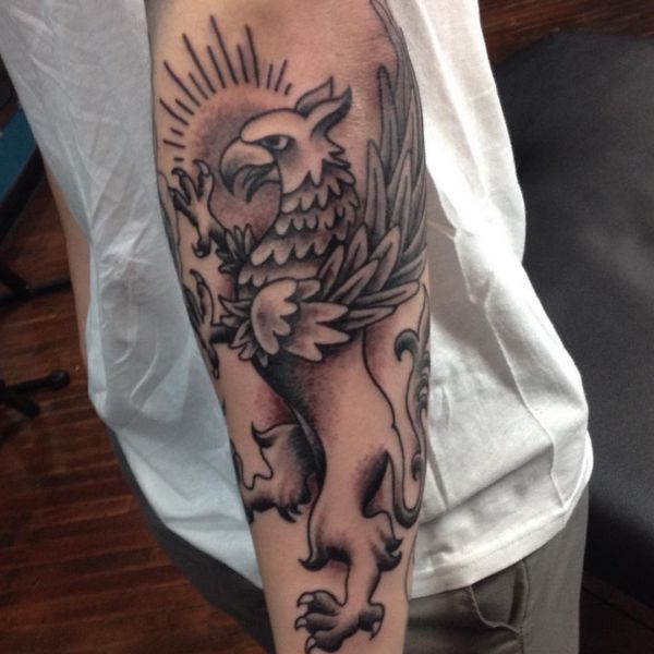 Tatuagem de grifo no braço 