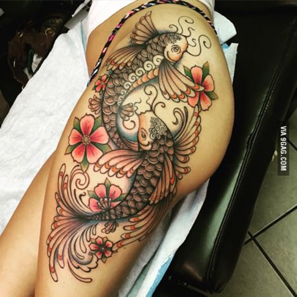 tatuagem de peixe koi para mulheres 