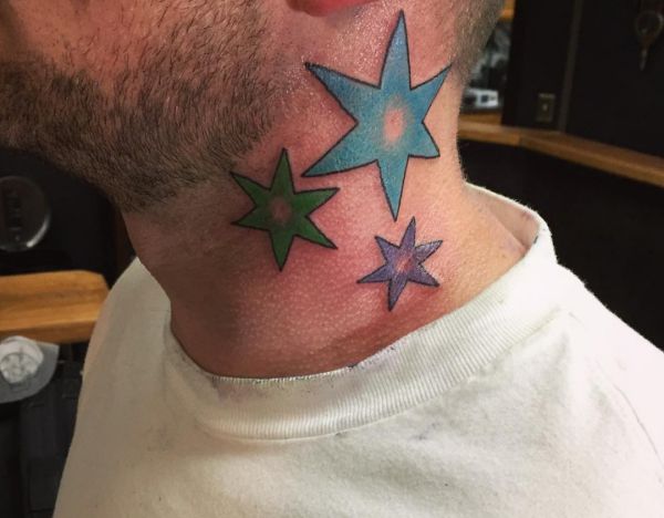 Tatuagem de estrelas ao redor do pescoço dos homens 
