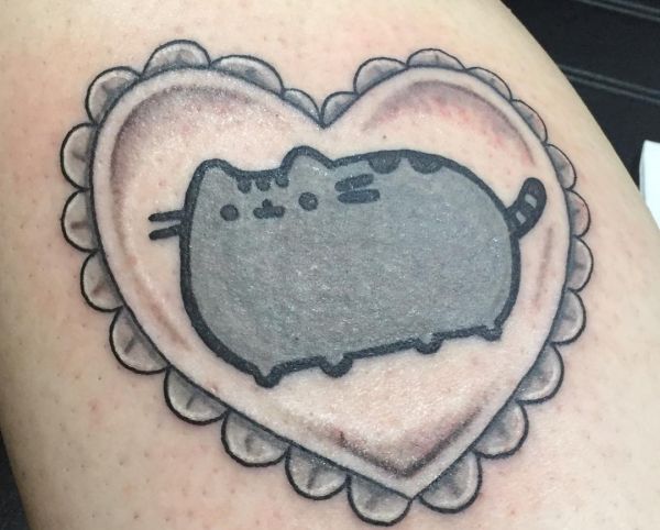 Tatuagem Pusheen gato com coração 