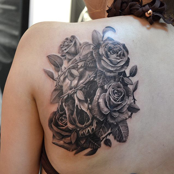 Tatuagem preto e branco nas costas 
