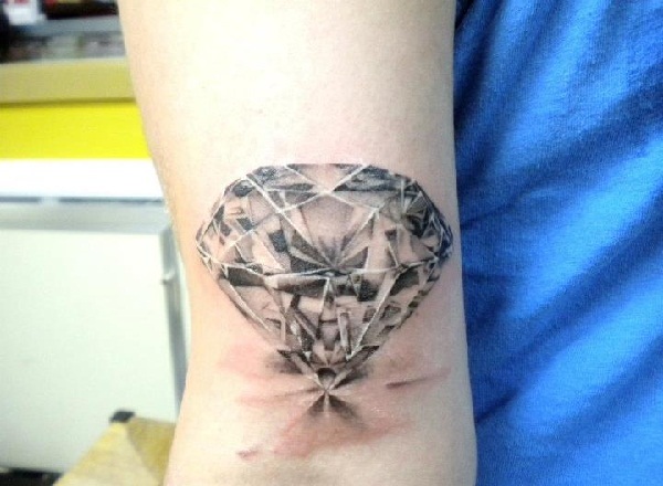 Belos desenhos de tatuagem de diamante 21 