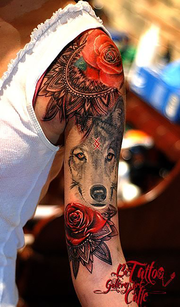 tatuagem de lobo no ombro 
