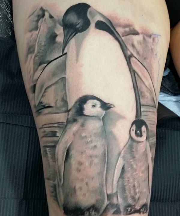 Projeto da família do pinguim do tatuagem na perna 