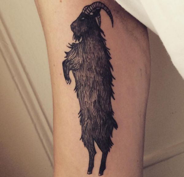 Design de cabras no braço preto 