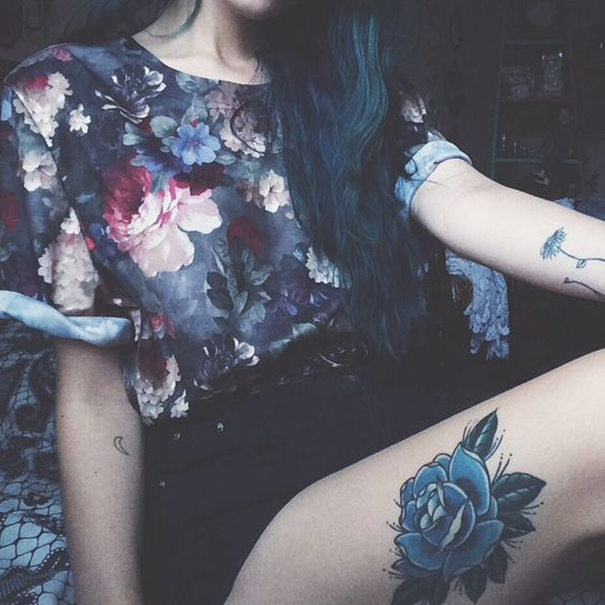 tatuagem de rosa azul a pé 