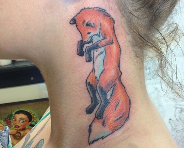 Tatuagem raposa em volta do pescoço 