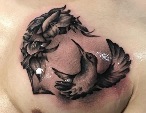 Tatuagem de beija-flor de flores no peito dos homens 