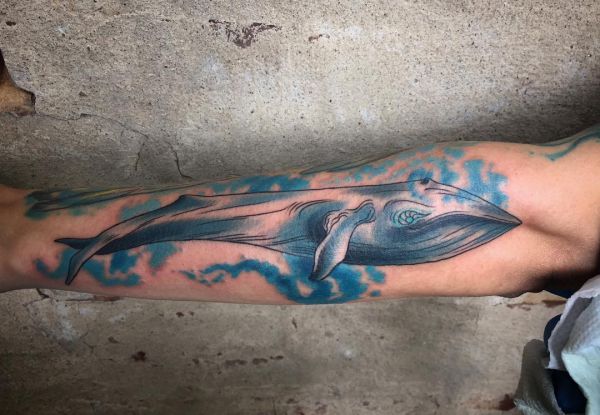 Baleia em aquarela no braço azul 