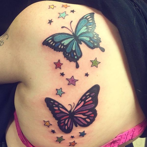 Design de estrelas de tatuagem com borboleta nas costas 