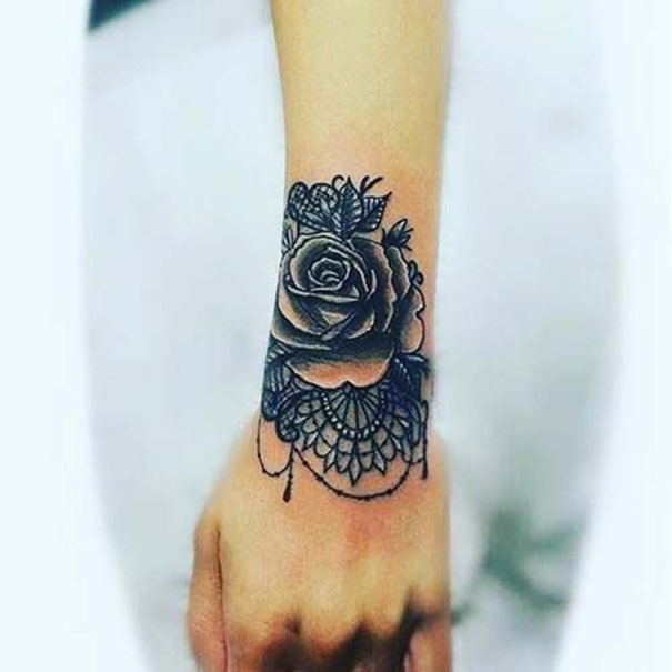 tatuagem de mulheres por lado