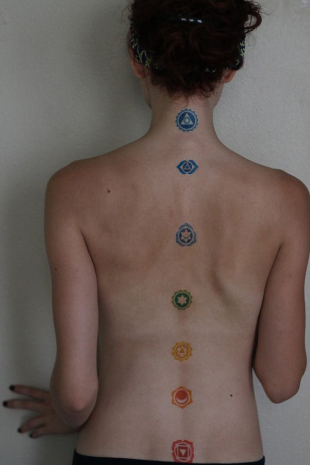 tatuagem de chakra nas costas 