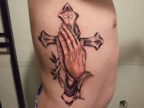 1- Cruz com tatuagem de mãos 
