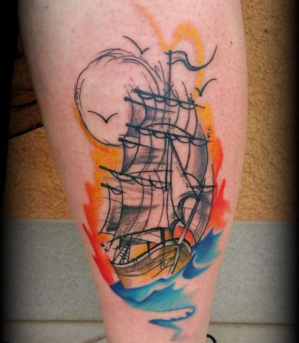 Tatuagem colorido navio na coxa 